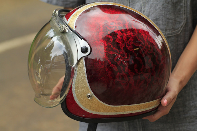 セブンティーズライクなヴィンテージヘルメットに、バブルシールドを組み合わせる。