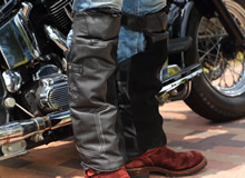 カイロを入れるポケット付きの膝下ローチャップス。大型のレザーヒートガードも備わっている本格的な防寒アイテム。
