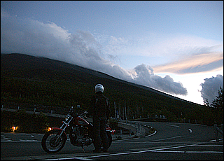 富士山5合目に到着。強風が雲を押し流し、体感温度は10度を大きく下回った。