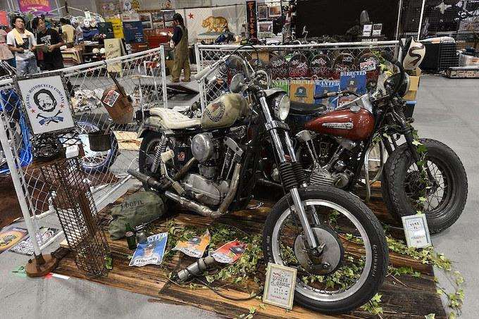 HIKARU MOTORCYCLE COMPANYのブース。1961XLCHチョッパーと1947FLナックルボッバーの2台が展示された。 
