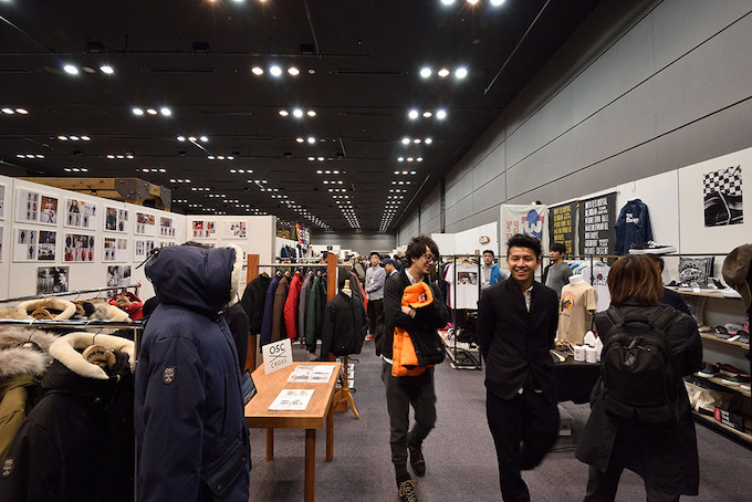 百貨店やショップのバイヤーが集まるJUMBLE TOKYO。展示会開催中、常に来場者で会場は賑わっていた。