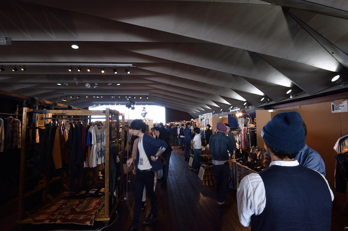 クラッチコレクションの会場となった横浜大さん橋ホールにアメカジの代表的なブランドが集結。海外からのバイヤーも多かった。