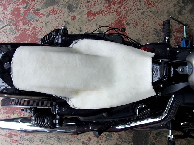 HIDE MOTORCYCLE「第3回 シート ワンオフ製作」 2010年式 XL883R週刊カスタムレポート | バージンハーレー