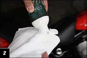 乾いた布に適量の溶剤を垂らし、シートの隅々まで磨いていく。その際、溶剤が縫い目に入り込むよう細かく擦っていこう。