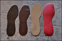 左からBLACK TIE/BURGUNDY/BURLAP/REDの4色がラインナップされるLEATHER INSOLE。履き込むほどに足裏に馴染んでいき、手放せなくなること間違いなし。