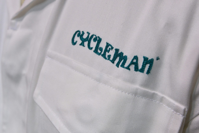 左の胸ポケット上にはCYCLEMANの文字が、同じくチェーンステッチで配され、特別感を演出。