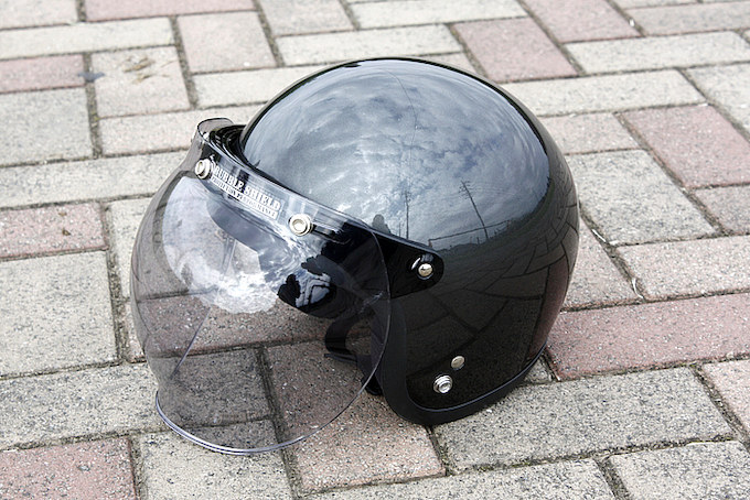 ヘルメットは教習用にたまたま買ったものをそのまま使用。スモークのバブルシールドが装着される。