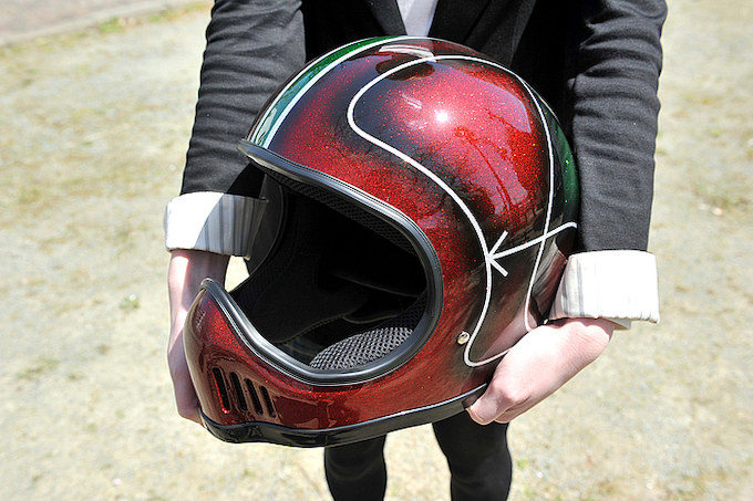 購入したばかりのアベンジャー製ヘルメット。フレイク塗装が施されたモデル。