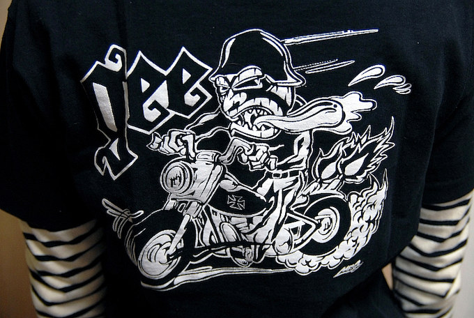 夫婦共にお世話になっているGEE-MCのTシャツは福岡を代表するピンストライパー「Mr,G」がデザインしたもの。