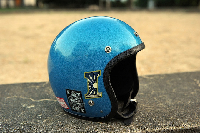 福岡市内のアパレルショップ「FAIRFAX」で購入したヴィンテージヘルメット。格安だったそうだ。