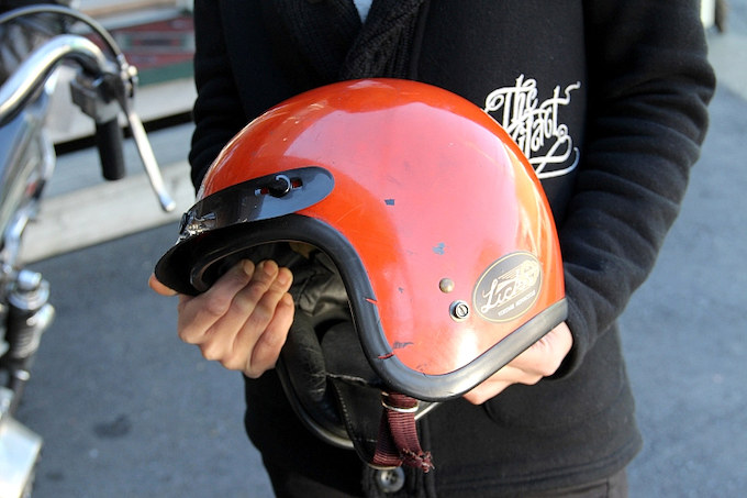 ヘルメットは60年代BELLの500TXをチョイス。自身のショップステッカーも貼っている。