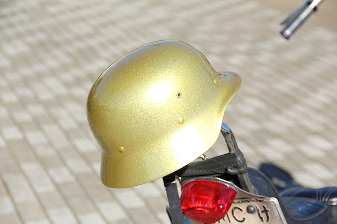 フリーホイラーズで購入したストーム・トルーパーのヘルメット。これはヴィンテージではなく現行で販売している。