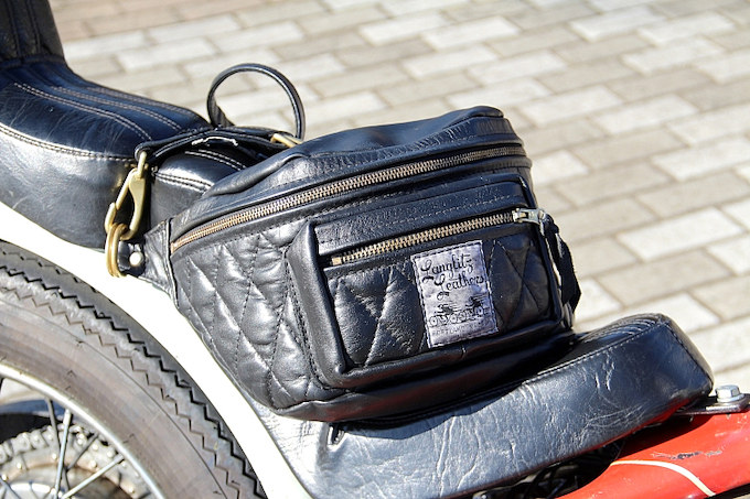プレゼントでもらったというラングリッツレザーのダイヤステッチのバッグはバイクに乗るときに使い勝手が良いんだとか。