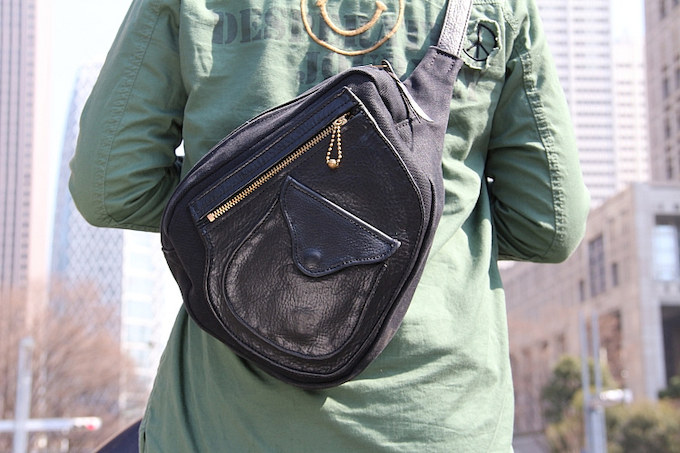 Zool Leather製のショルダーバッグはレザーと帆布の渋い組み合わせだ。