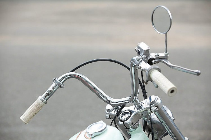 女性的な流麗な造形のハンドルバー。このバイクのためにワンオフ製作。