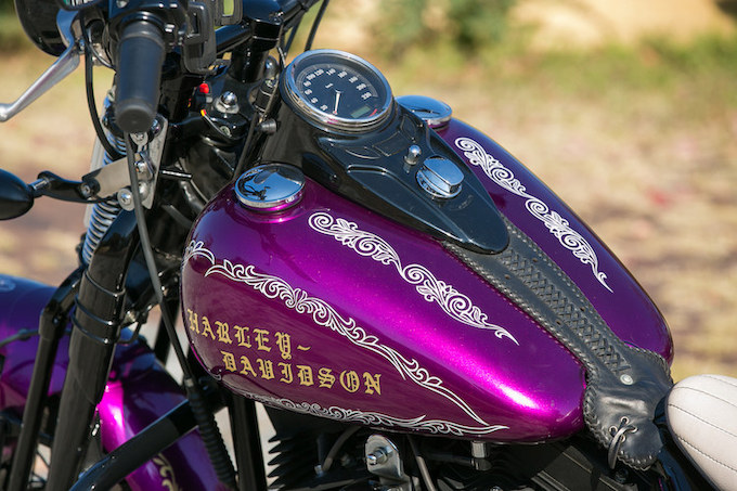 車体全体を包むメタリック・パープルのカラーがこのバイクの象徴。ゴールドリーフで描かれたハーレーのロゴが自己主張する。