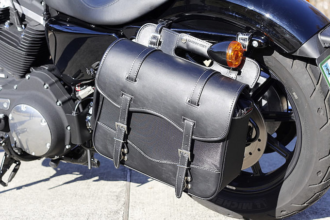 デグナーのサイドバッグには車載工具を入れている。自分でバイクを触れるというのが傍から見るとカッコ良い。他に最近は防寒着も入れているそうだ。