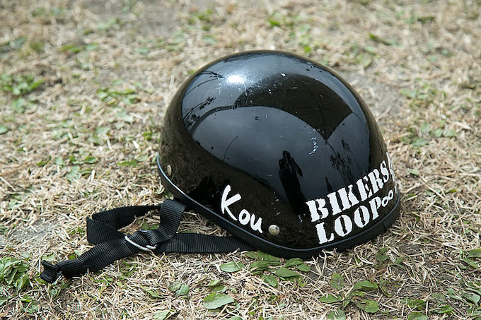 国産時代から愛用のヘルメットには鹿児島市内にあるバイカーが集う居酒屋のステッカー。この他にジェットタイプも所有している。