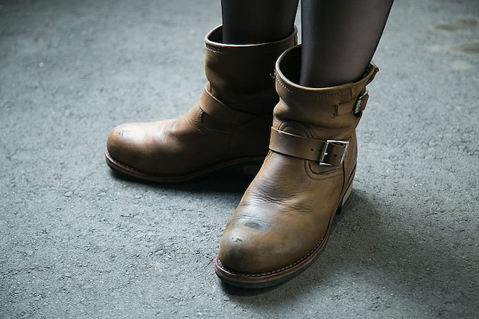 ブーツはAVIREXのHORNETショートエンジニアをチョイス。ショート丈で履きやすいという。少しやれた感じがショベルに似合う。