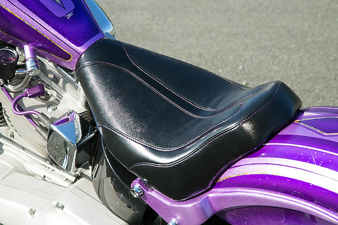シートはgee代表の青木氏がデザイン。福岡のStyle seat customが製作した。車両のカラーと合わせた紫のステッチが効いている。