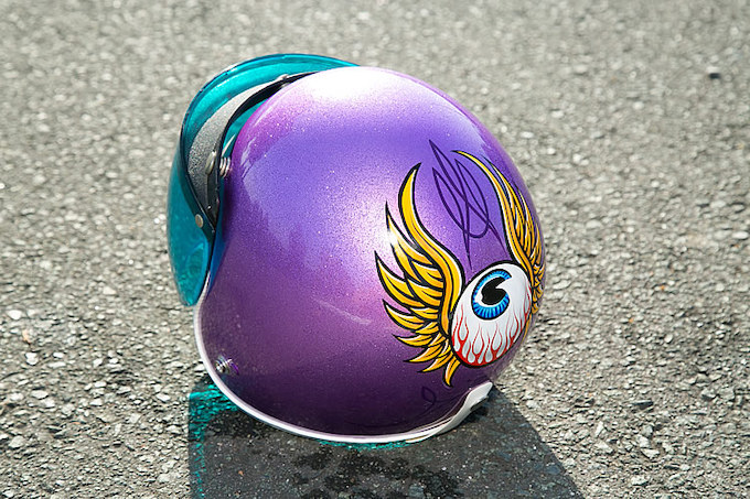 車両製作に合わせてヘルメットもリペイント。やはり紫を基調とし、バックにはBoo pinstripingが描くフライングアイボールが入る。