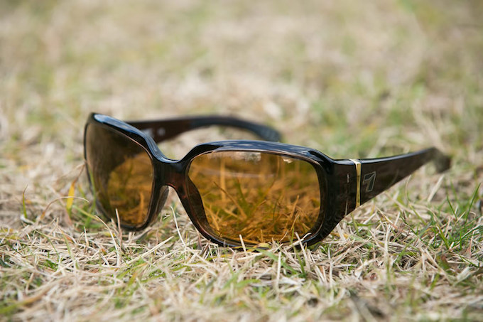 アメリカのアイウェアブランド「7EYE」のサングラス。調光&偏光レンズ仕様のため、夜でも安心して使えるところがお気に入りとか。