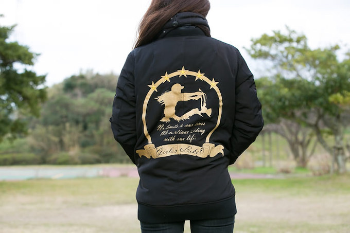 バイク仲間の女子5名で作ったジャケット。パッチの色がメンバーごとに違ったり、スワローが使われているなど、コダワリの深い一着。