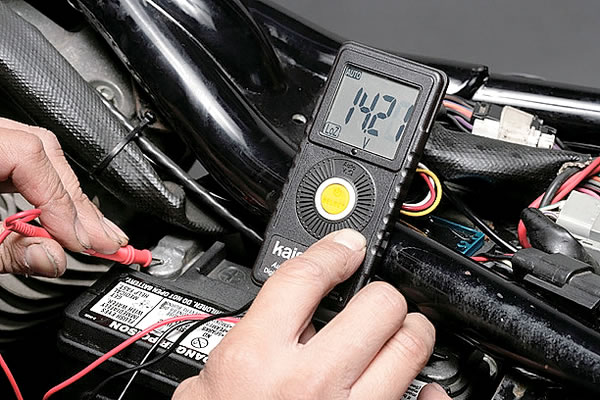 電気系「充電電圧の確認とバッテリーチェック」 スポーツスター基本メンテナンス | バージンハーレー