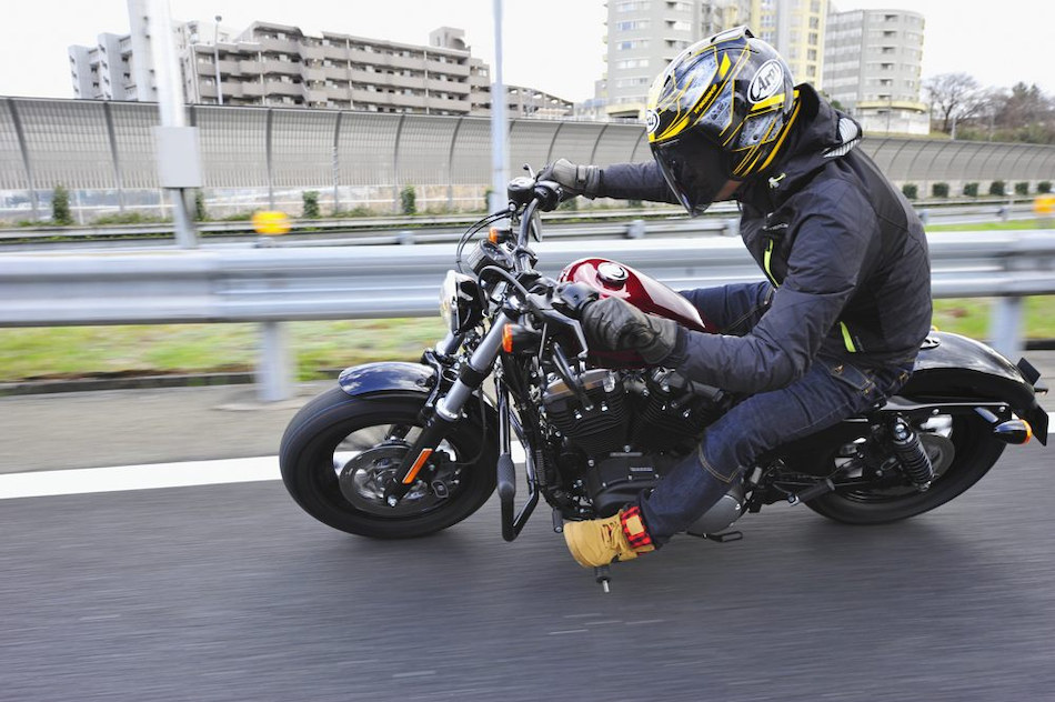 ハーレースポーツスターの乗り味が激変するタイヤ「バトルクルーズ・エイチゴーマル」