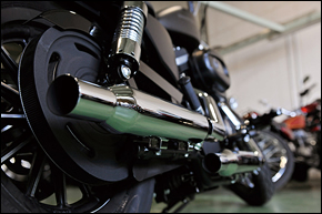 性能だけでなくバフ処理やクロームメッキの仕上がりなど外観にも細心の注意を払って生産するデイトナのマフラー。深い光沢を放つ。