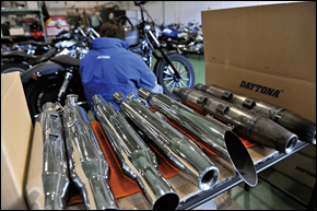 騒音・排ガス規制などアフターマーケットマフラーが置かれる状況が厳しさを増す中、満足して性能が発揮できるまで幾多の試作を繰り返す。