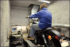 シャーシダイナモによる計測と実走によるテストを繰り返し、デイトナのハーレー用マフラーは作られていく。音、パワー、合法性などすべての条件を満たす。