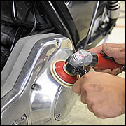 洗車で落ち切れない汚れや表面に浮かんだサビなど、金属面の場合は特に研磨作業は重要だ。ノンシリコンのコンパウンドを使う。