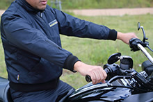実際にバイクにまたがりライディングポジションをとると、ジャケットの袖は短めに作られていることが判る。これは、インナー専用品として設計されているためで、袖を短くすることで上着の袖先部分との干渉を防いでいるからだ。いくら暖かいとはいっても、アウターとして使用することはできない。