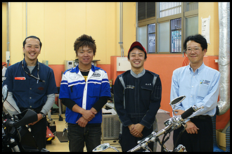 今回の取材に協力してくれたスタッフの皆さん。右から東京自動車大学校講師の酒井先生、同じく生徒の西山さん、HSC代表の佐々木さん、同じくメカニックの森田さん。