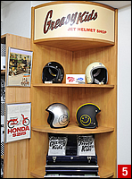  BUCO×グリーシーキッズのコラボ・ヘルメットもデザインと品質で人気を得ている。