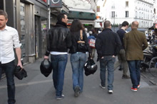 パリ市内にて。バイクを降りてヘルメットを持ち歩く人も多いパリジャン。Motorimoda取扱いのROOF（ルーフ）ヘルメットを携えるカップル。