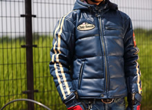 レザーのような風合いのフェイクレザー製ジャケットは、文句なしの防寒性を誇るレーシーな一着だ。