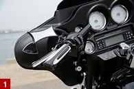 ローランドサンズのドレッサーハンドルバーにアレンネスのディープカットブラック・グリップ、4ポイントミラー。クラッチレバーもローランドサンズ。