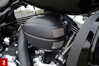 個性的なルックスかつ吸気抵抗を大幅に軽減するダークエアクリーナーはバンス&ハインズ。