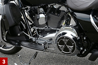 ダービーカバーはスロットルと揃いのアレンネス。