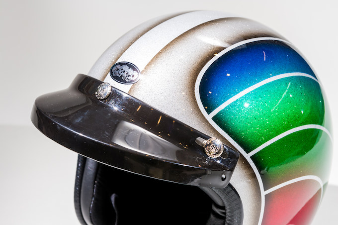 現代の安全性で70年代の巧みなデザインを再現したジェットヘルメット 