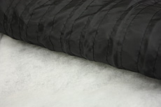 内部には中綿が均一に配置されているので、ムラのない温かさとバイクを降りたときの保温性が確保されている。
