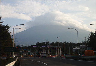 河口湖インターから、富士山頂の強風を示す笠雲が見える。