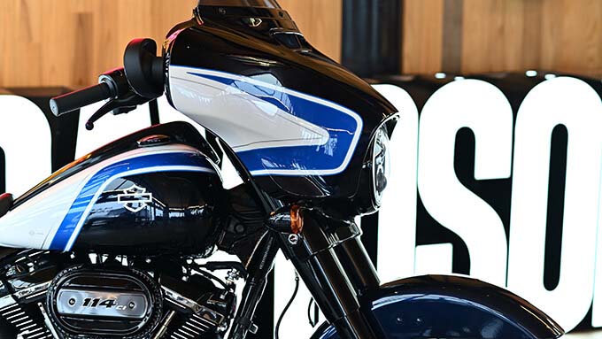 いち早く実車を激写！世界限定500台のハーレーダビッドソン「ストリートグライドスペシャル アークティックブラスト」に迫る！！のmain画像