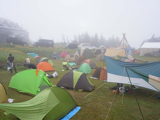 山頂のキャンプサイトはご覧のようにギッシリとテントで埋め尽くされている。本当はこの場所はテント禁止なんだけど……