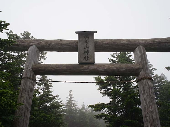 横手山山頂のリフト乗り場のすぐ脇を入ると、横手山神社の鳥居がある。ここを300Mほど進むと……。