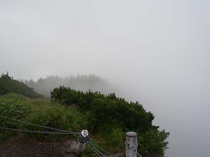 横手山山頂は晴れていれば絶景が拝めるポイントなのだが、あいにくの霧。でもまぁ嵐じゃないだけ、よしとするか。