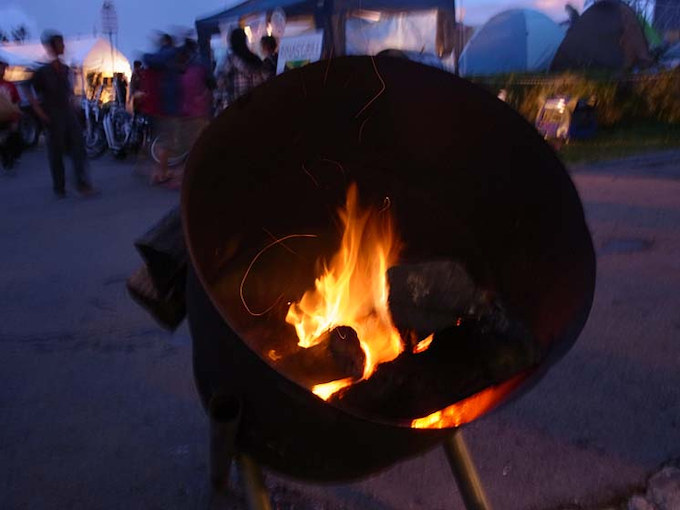山頂のメイン会場では、暖を取るためにドラム缶でたき火が行われている。もちろん直火は禁止、国立公園なので。