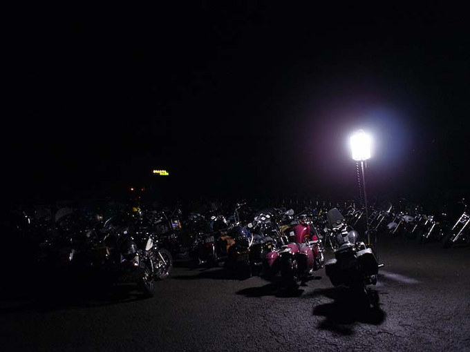 深夜の駐車場ではオートバイがひっそりと休んでいるよう。土曜日の深夜には雨は上がって星がちらほら見えるようになった。